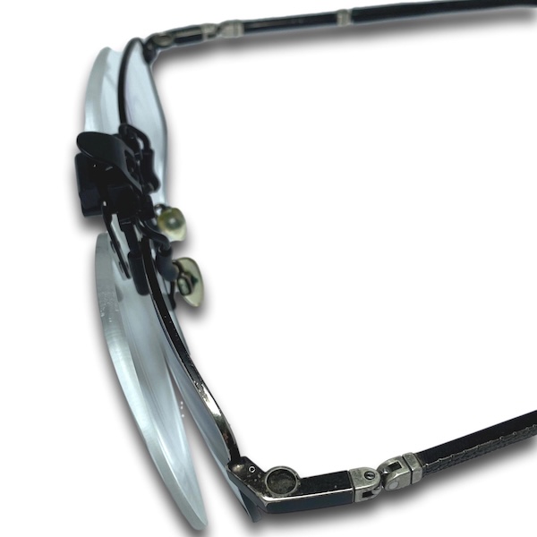 Clip lunettes loupe en position abaissée