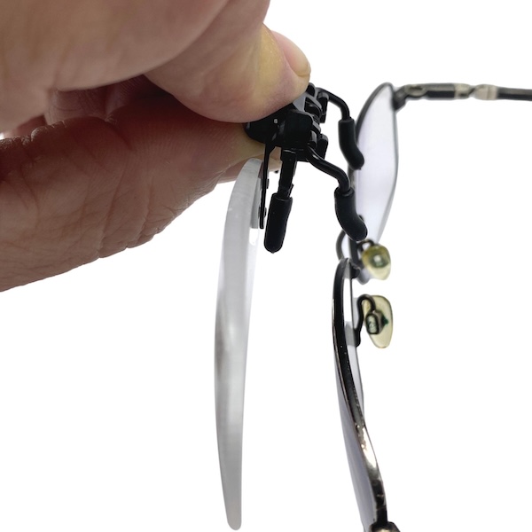 Montage du clip lunettes loupe sur une monture