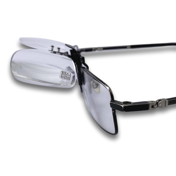 Clip lunettes loupe en position relevée
