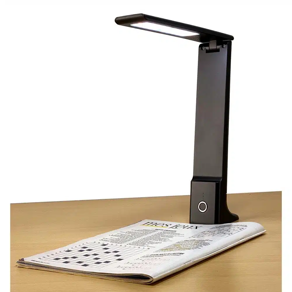 Lampe EIRA grise sur magazine