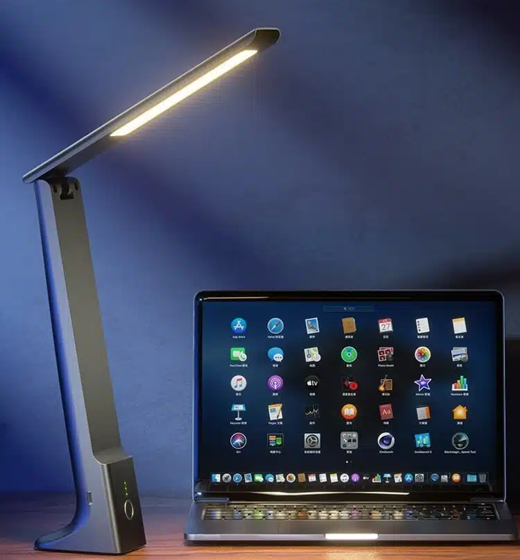 Lampe EIRA à côté d'un ordinateur