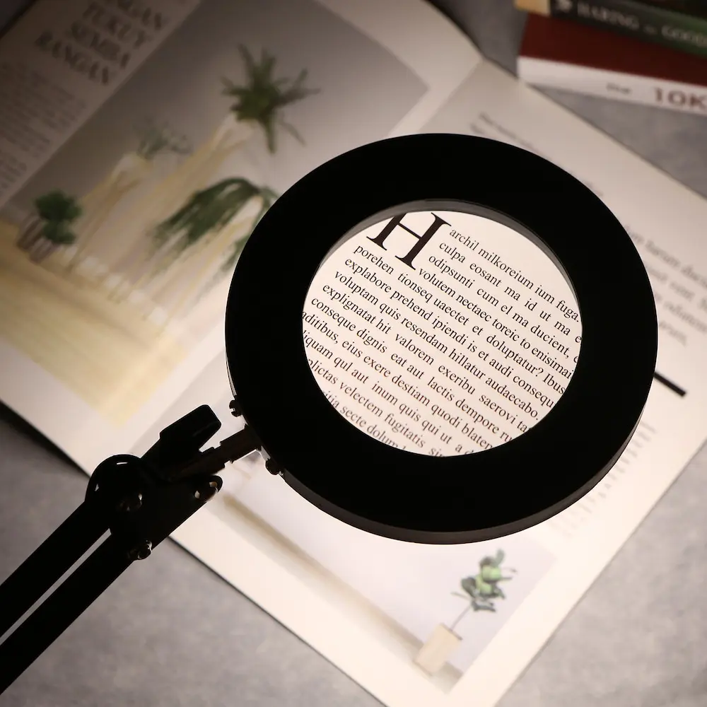 Lampe loupe ASTRID sur un livre