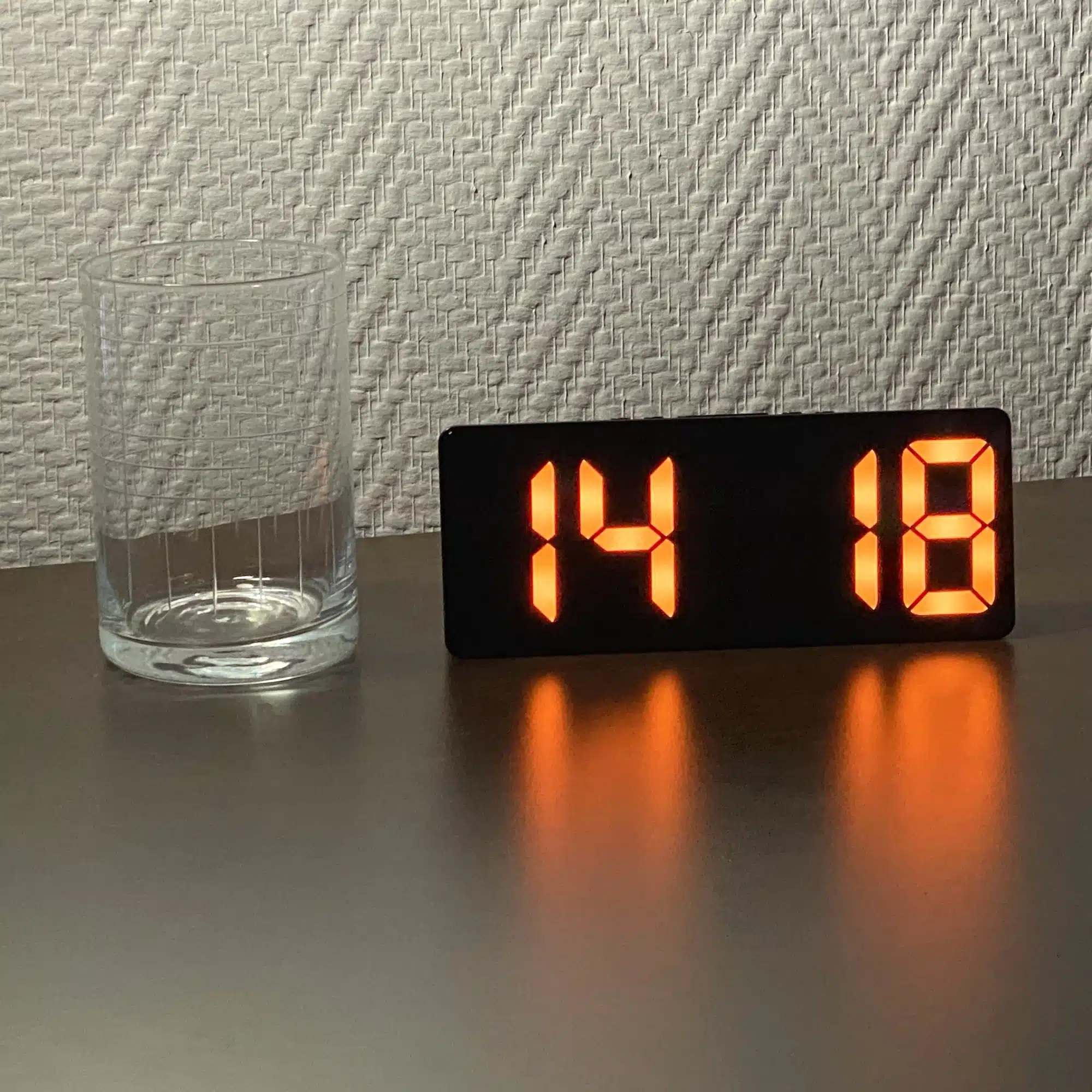 Horloge FRIDA avec gros chiffres orange, basse vision, DMLA