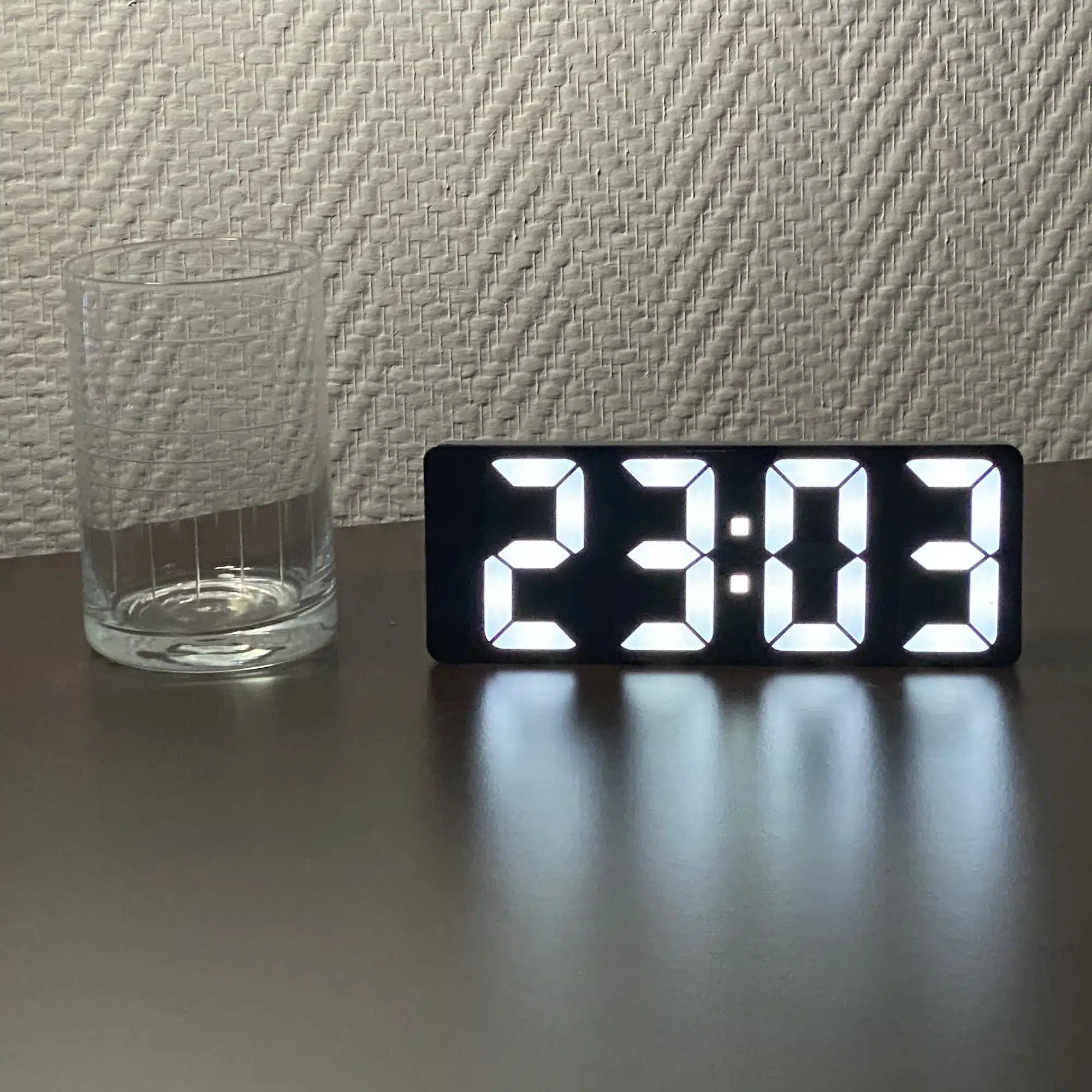 L'horloge FRIDA en caractères blancs très lisibles pour personnes atteintes de DMLA