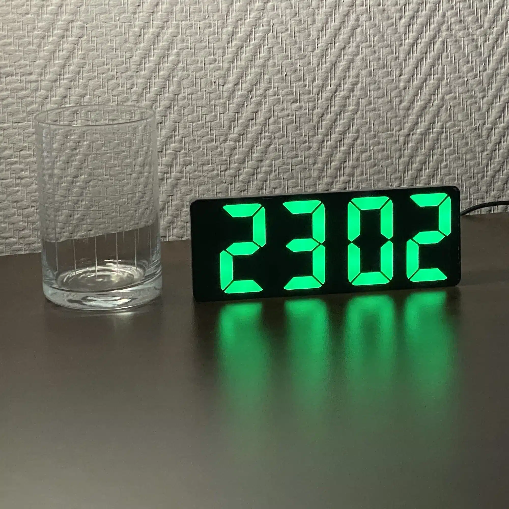 Horloge FRIDA, gros caractères verts pour basse vision