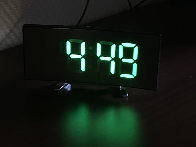 Le réveil gros chiffres OSKAR affiche 10:40 en chiffres blanc sur fond noir.