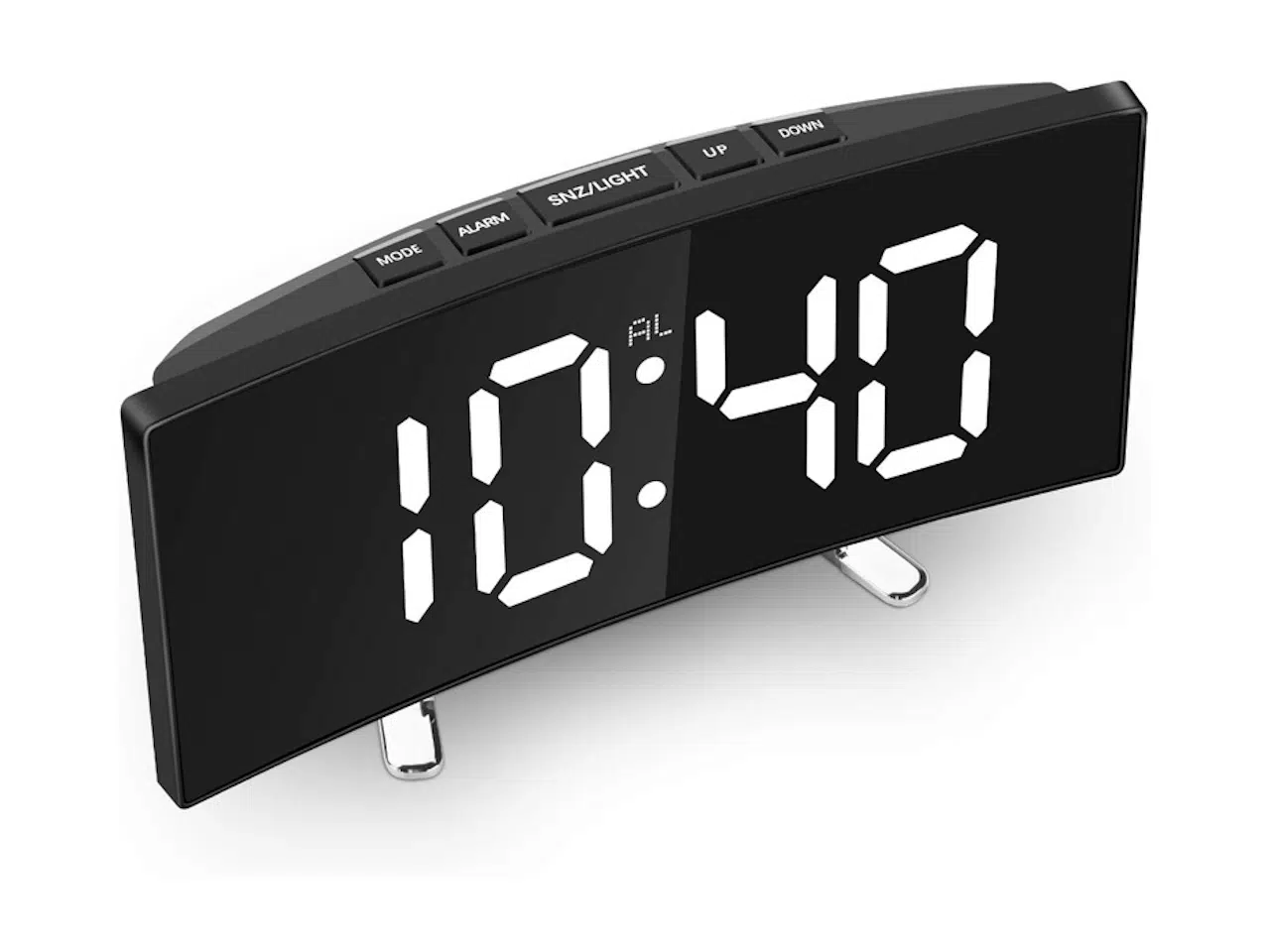 Le réveil gros chiffres OSKAR affiche 10:40 en chiffres blanc sur fond noir.