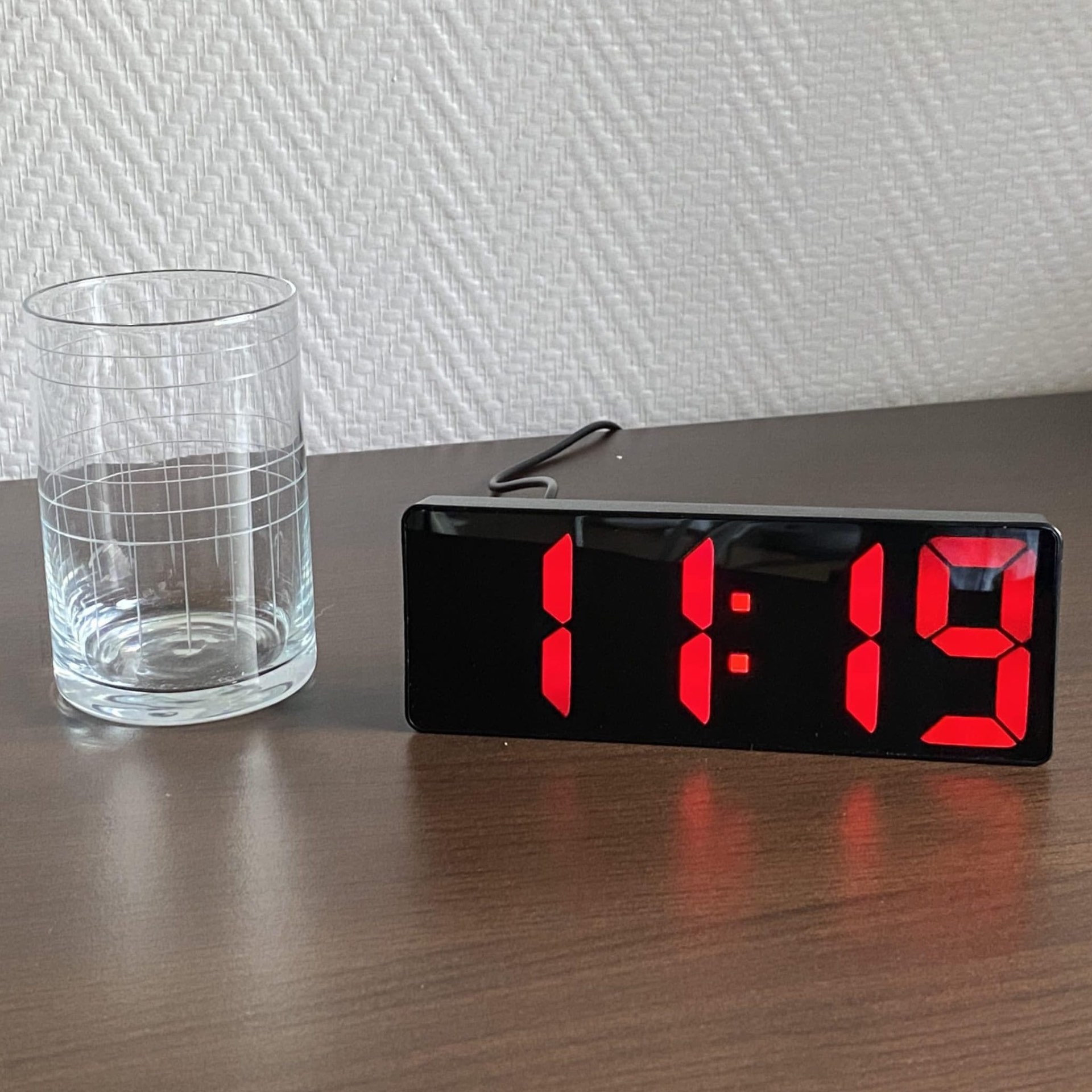 Horloge FRIDA avec gros chiffres rouges, basse vision, DMLA
