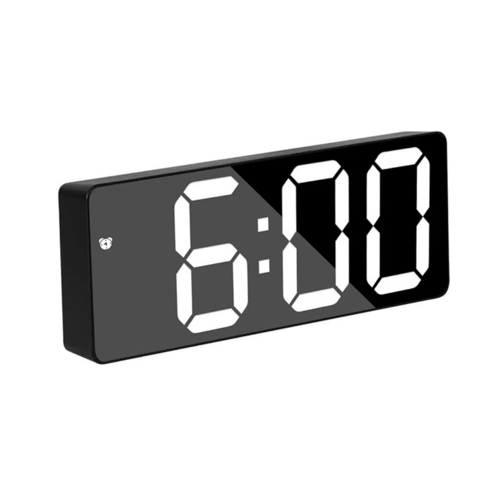 Le réveil FRIDA affiche 6:00 en gros caractères blanc sur fond noir , très lisible pour les personnes souffrants de basse vision.