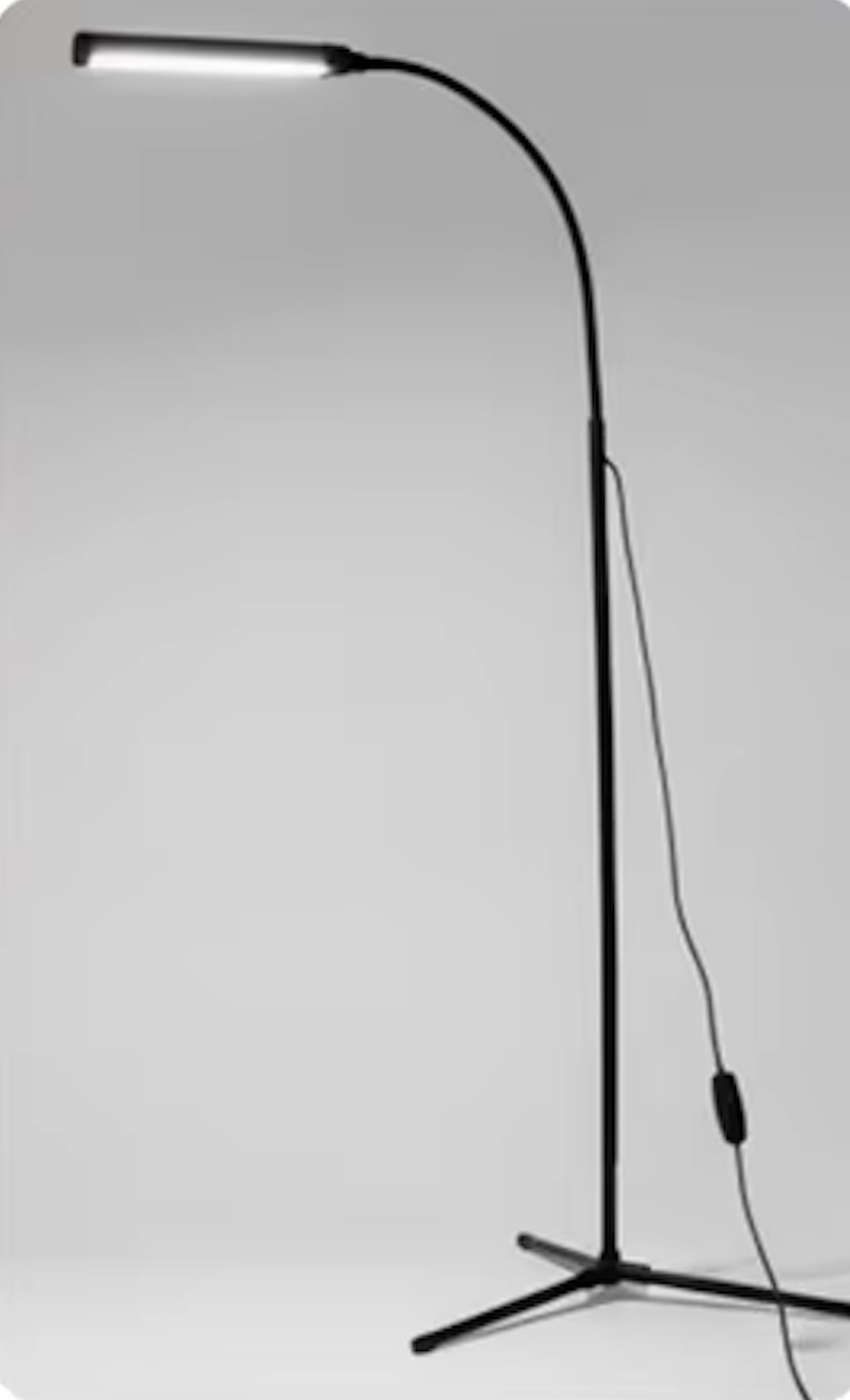 Le lampadaire SOLVEIG présenté en version noir et posé sur le sol.