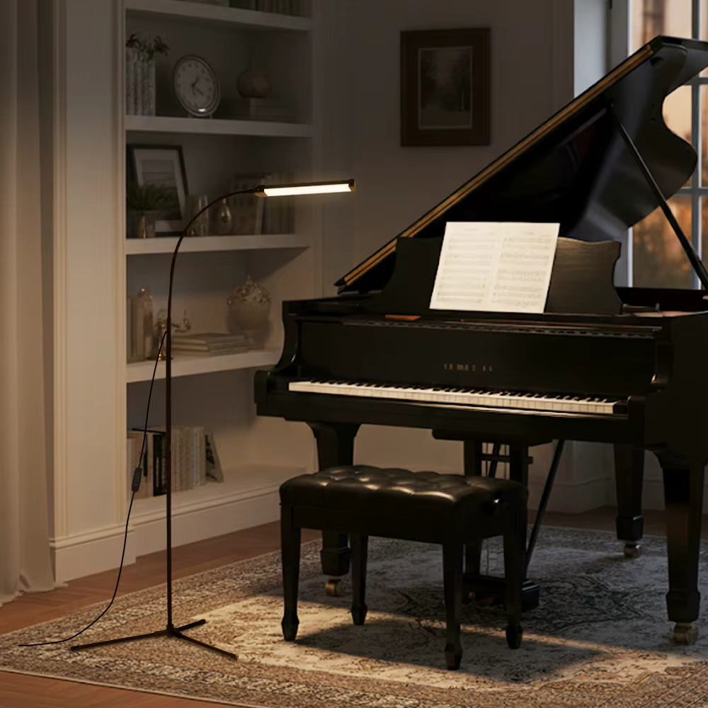 Lampadaire SOLVEIG utilisé pour éclairer un piano