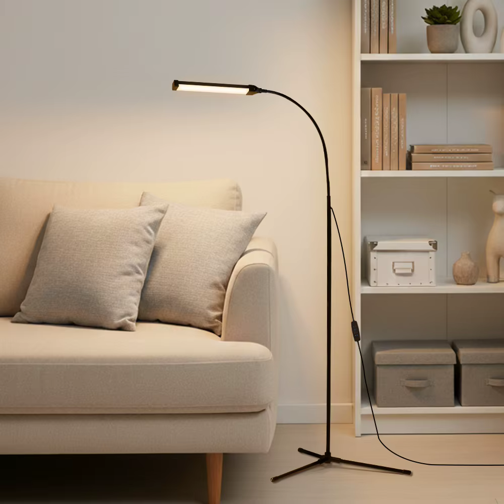 Lampadaire SOLVEIG installé dans un salon à côté d'un canapé