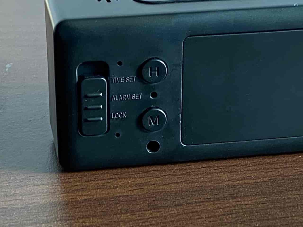 Détail des boutons du réveil IVAR destinés aux personnes atteintes de DMLA ou de basse vision