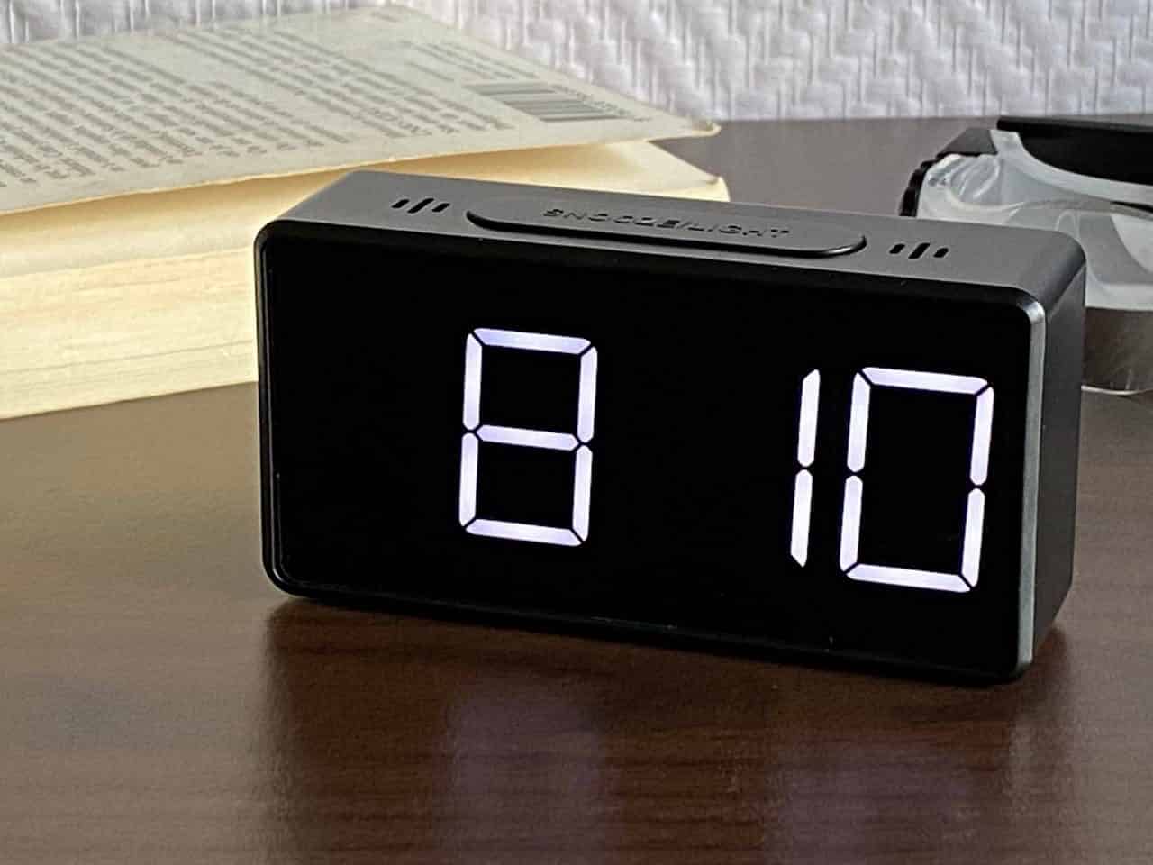 Un réveil pour malvoyant avec de gros caractères lumineux