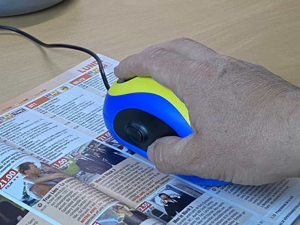 Loupe électronique au format d'une souris pour DMLA